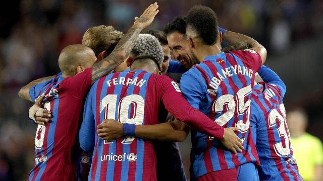 Piña de los jugadores del Barça