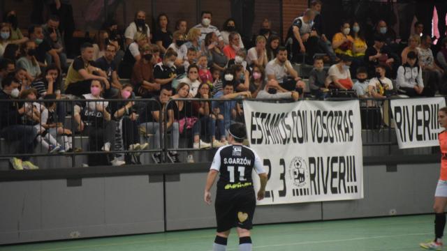 Sara Garzón delante de un Manuel Camba lleno