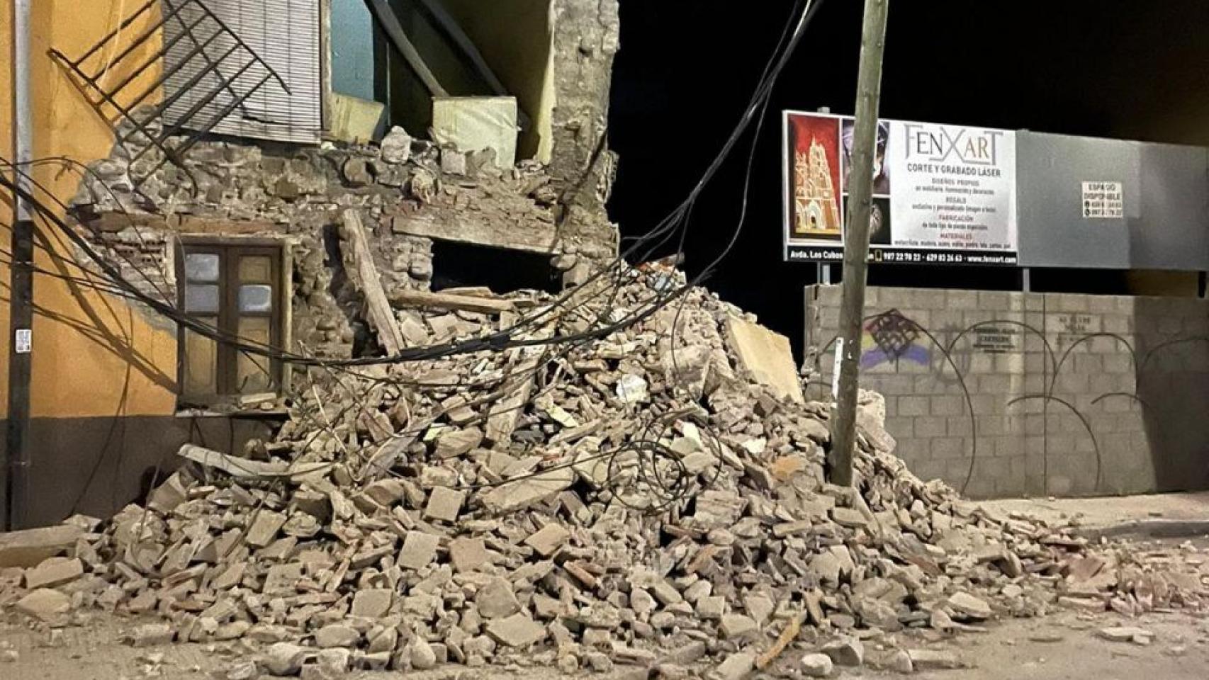 Se desploma parte de un edificio en la plaza Caño de Santa Ana de León
