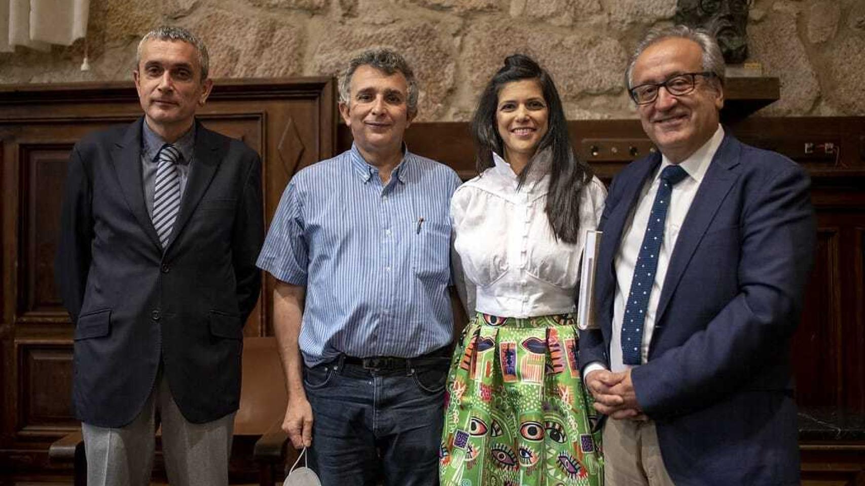 Mari Luz Sánchez Tocino, junto al tribunal de la tesis
