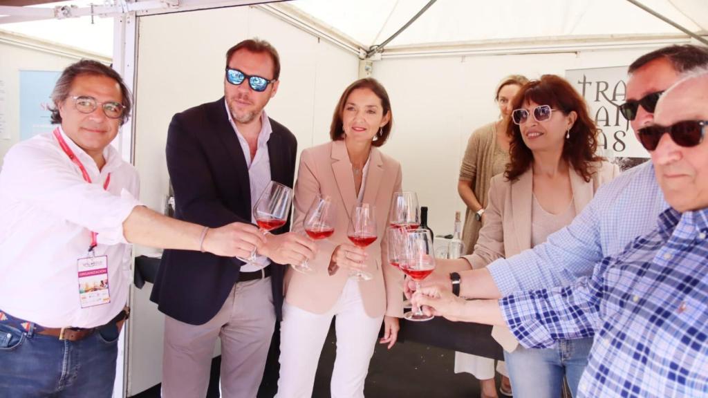 Aquí, prohibiendo el vino con la ministra de Industria en la Plaza Mayor del Vino de Valladolid