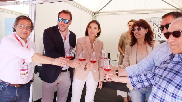 Aquí, prohibiendo el vino con la ministra de Industria en la Plaza Mayor del Vino de Valladolid