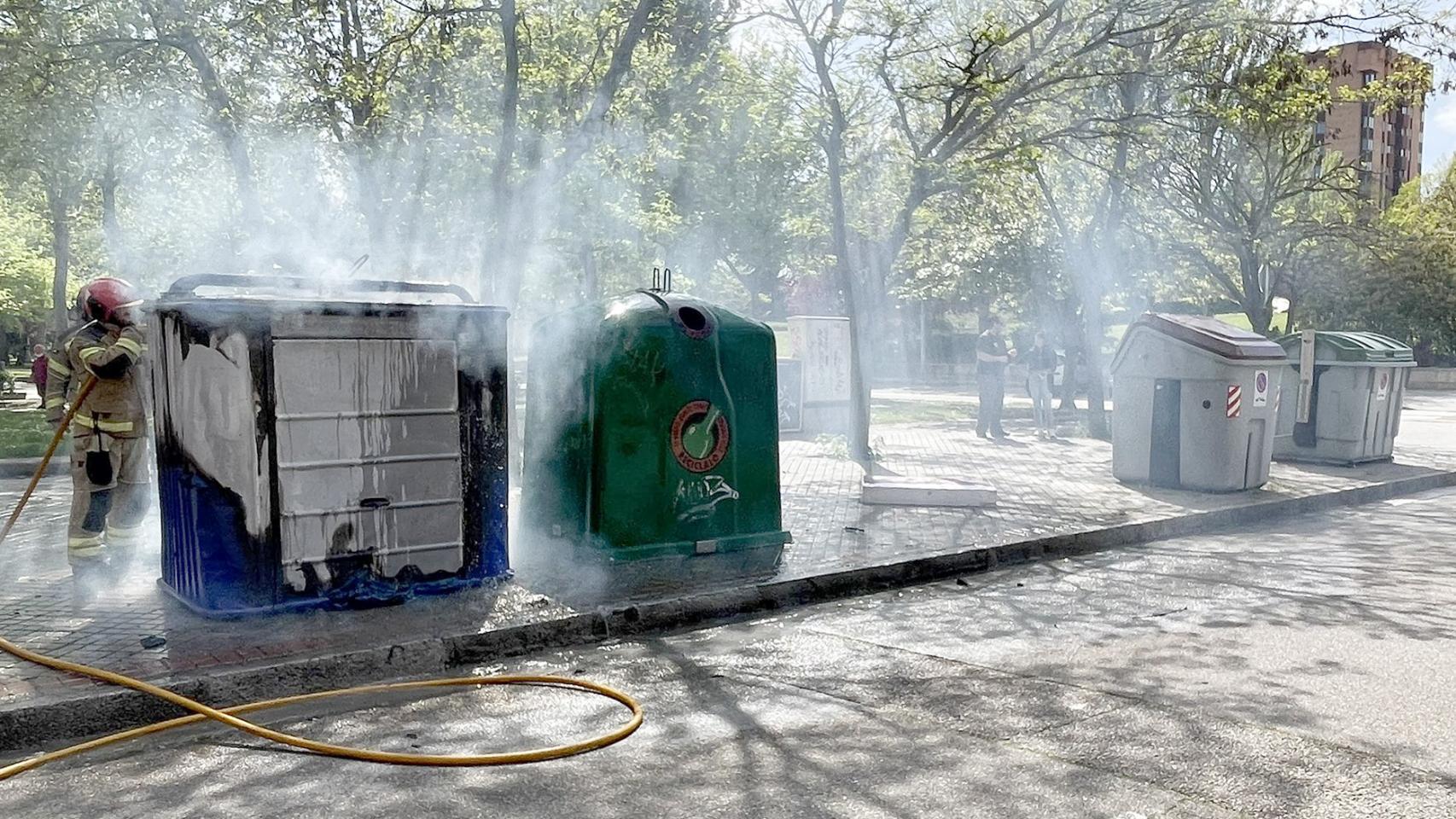 Incendio de contenedores en la plaza de la Cebada