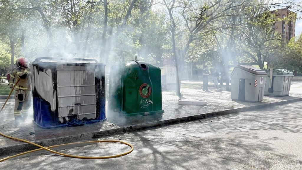 Incendio de contenedores en la plaza de la Cebada