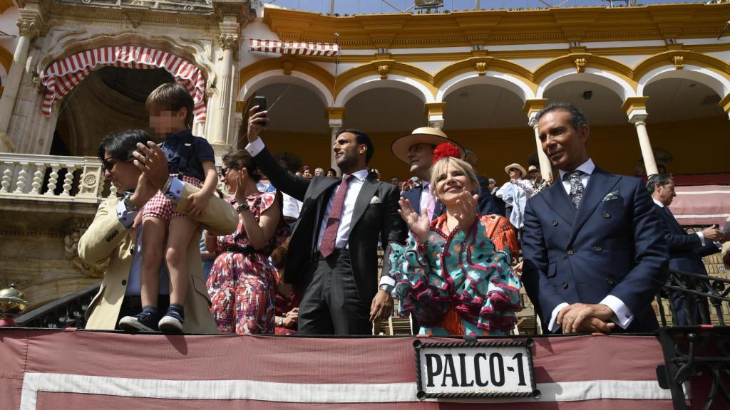 Tana Rivera ha estado arropada por su familia en su gran día como madrina de los 'Enganches'.