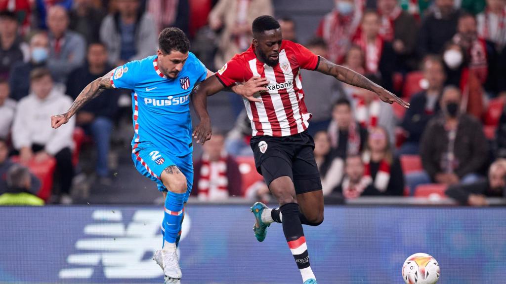 José María Giménez e Iñaki Williams, en el Athletic - Atlético de Madrid de La Liga 2021/2022