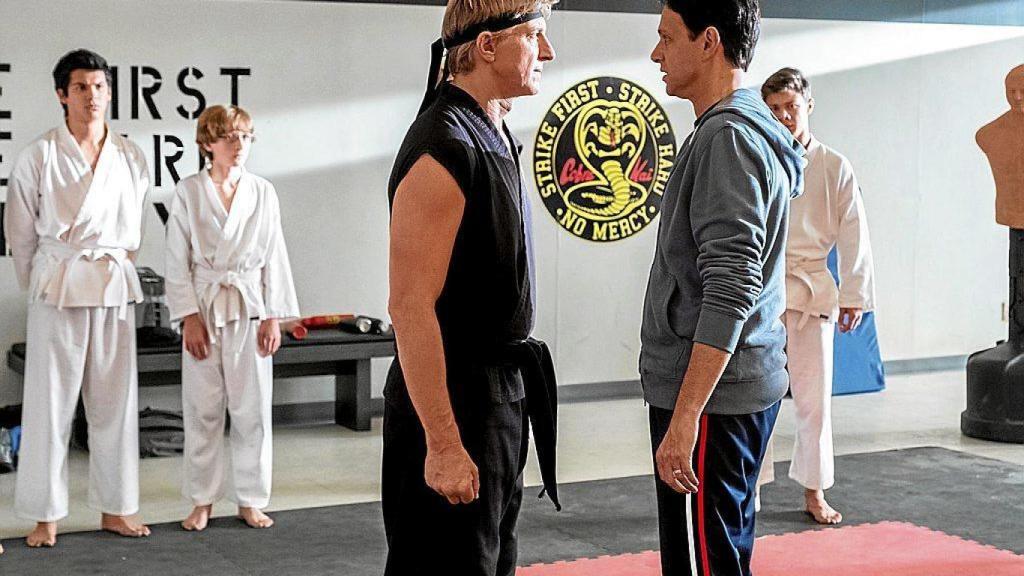 Will Lawrence y Dani Larusso en un fotograma de 'Cobra Kai'.