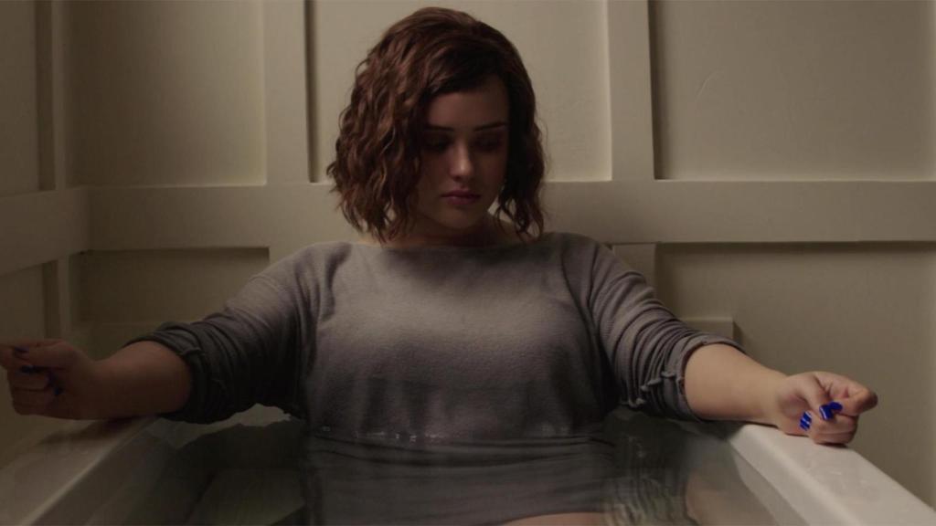 Fotograma de 'Por trece razones' en la que Hannah Baker se suicida.