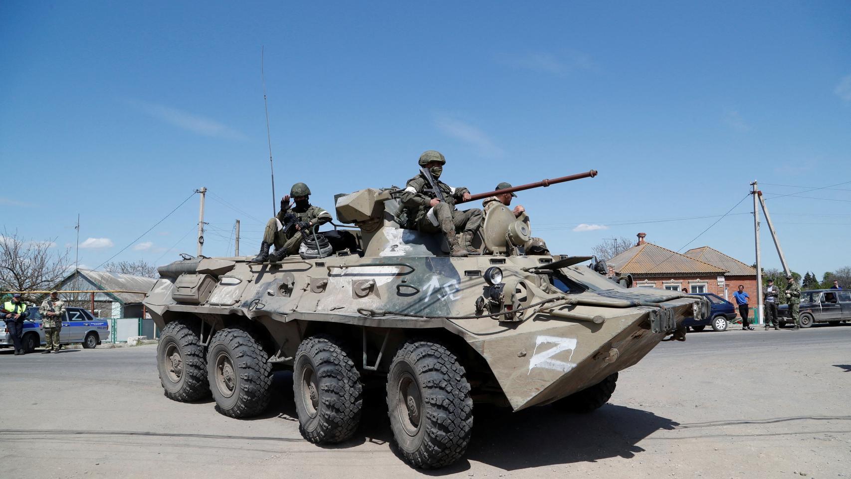 Soldados rusos sobre un tanque en la región de Donetsk, este domingo.