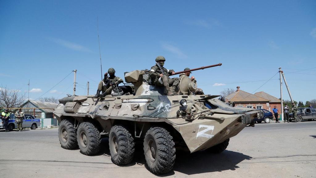Soldados rusos sobre un tanque en la región de Donetsk.