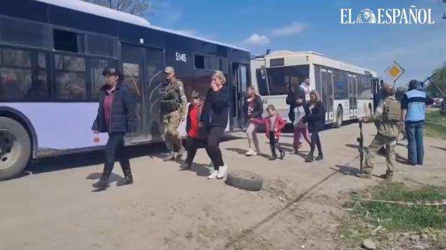 Evacuación en la acería de Azovstal