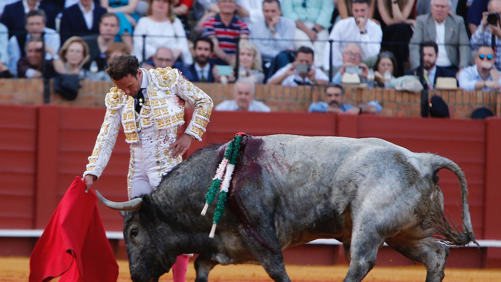 Antonio Ferrera pega un derechazo a 'Pobrecito', un buen toro de Victorino Martín, en Sevilla.