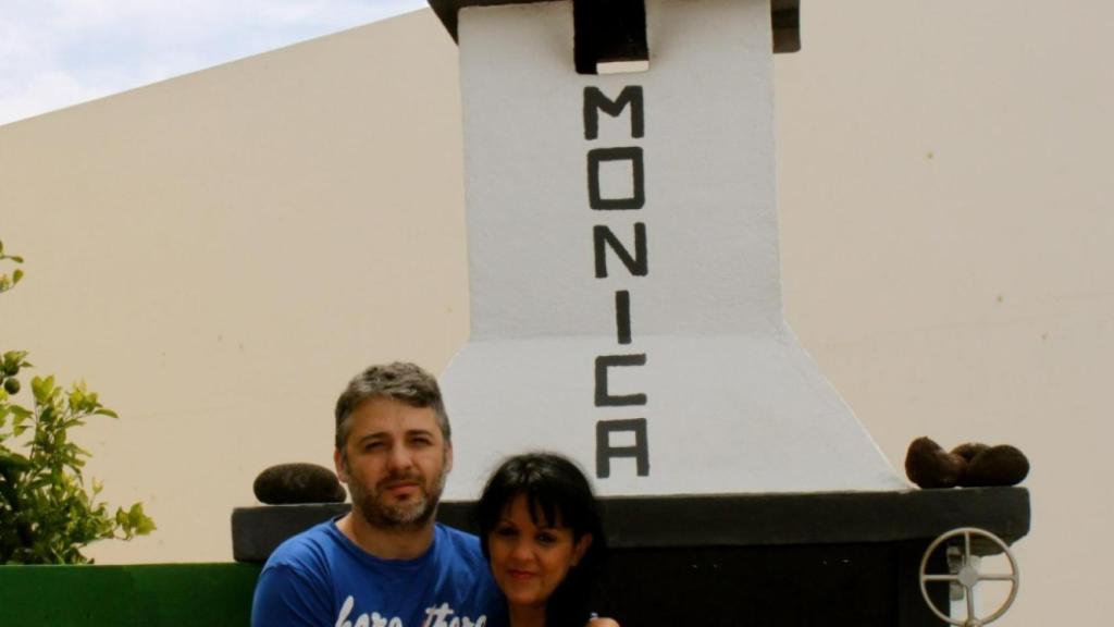La pareja en 2014, frente a su chimenea particular.
