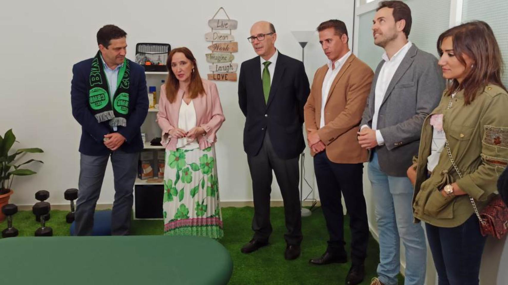 Estreno de la sala de fisioterapia en presencia del alcalde de Bolaños, Miguel Ángel Valverde.