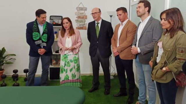 Estreno de la sala de fisioterapia en presencia del alcalde de Bolaños, Miguel Ángel Valverde.