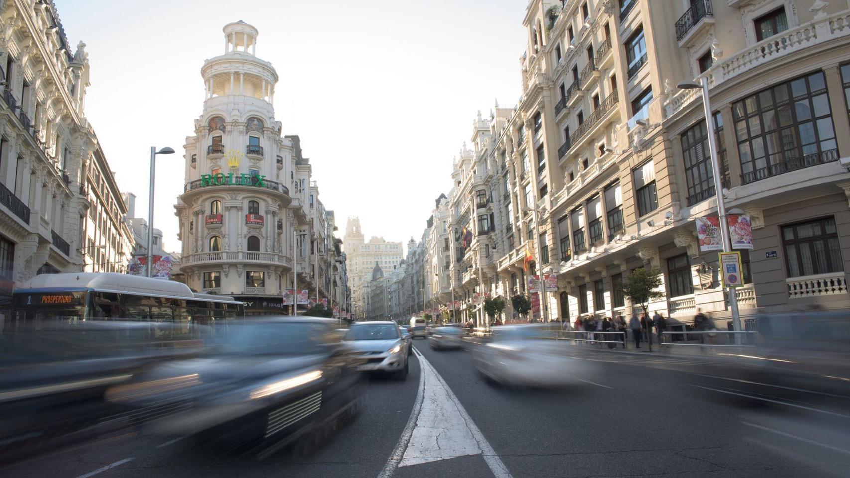 Coches circulando por la Gran Vía.