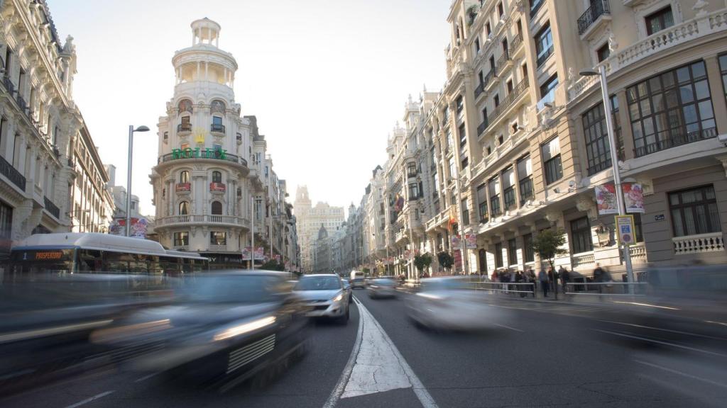 Coches circulando por la Gran Vía.