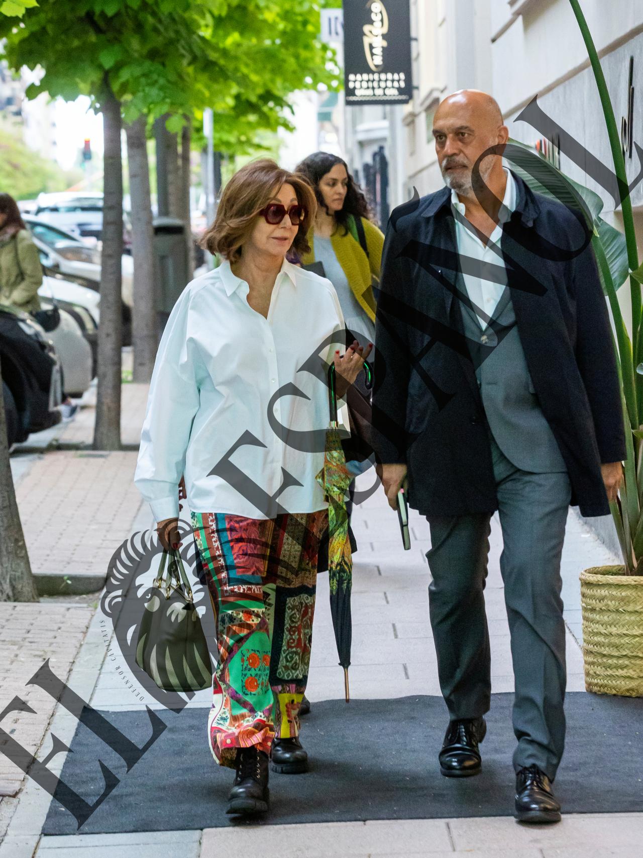Ana Rosa Quintana y su marido, Juan Muñoz por las calles de Madrid.