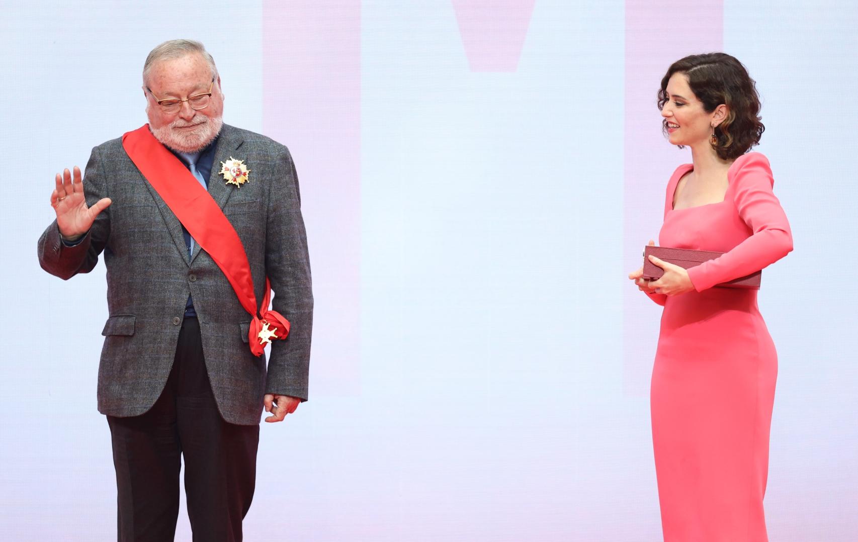 La presidenta de la Comunidad de Madrid, Isabel Díaz Ayuso, entrega el galardón al filósofo Fernando Savater.
