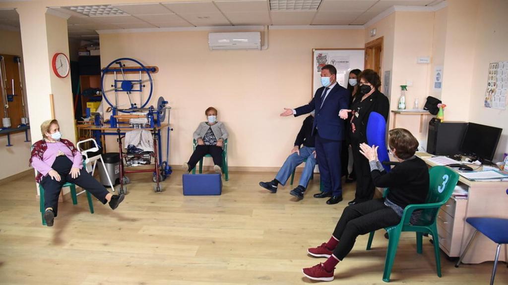 García-Page durante la visita a la sede de AFA en Albacete.