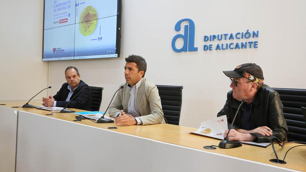 Carlos Mazón, centro, en la presentación del primer congreso nacional de la tortilla de patatas.