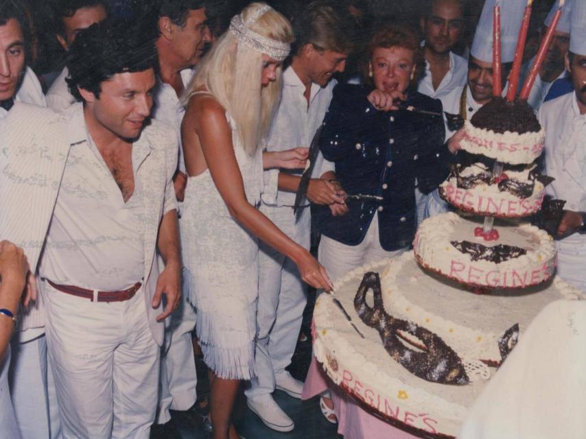 Régine partiendo una enorme tarta con su nombre en su local de Marbella.