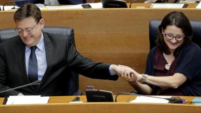 La consellera Gabriela Bravo, en les Corts, ante las miradas de la vicepresidenta Mónica Oltra y el president Ximo Puig.