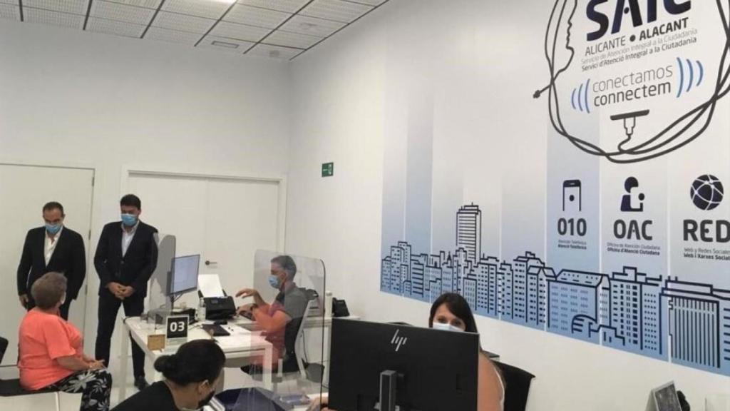 Luis Barcala y Antonio Peral en la visita a una de las oficinas que gestionan estos trámites administrativos.