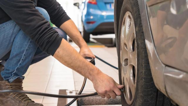 Imagen de archivo de la revisión de un coche.