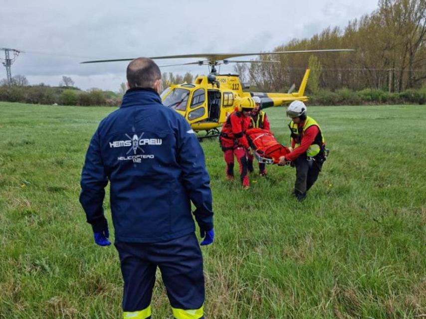 Momento del rescate de la mujer herida en las Lagunas de Neila (Burgos).