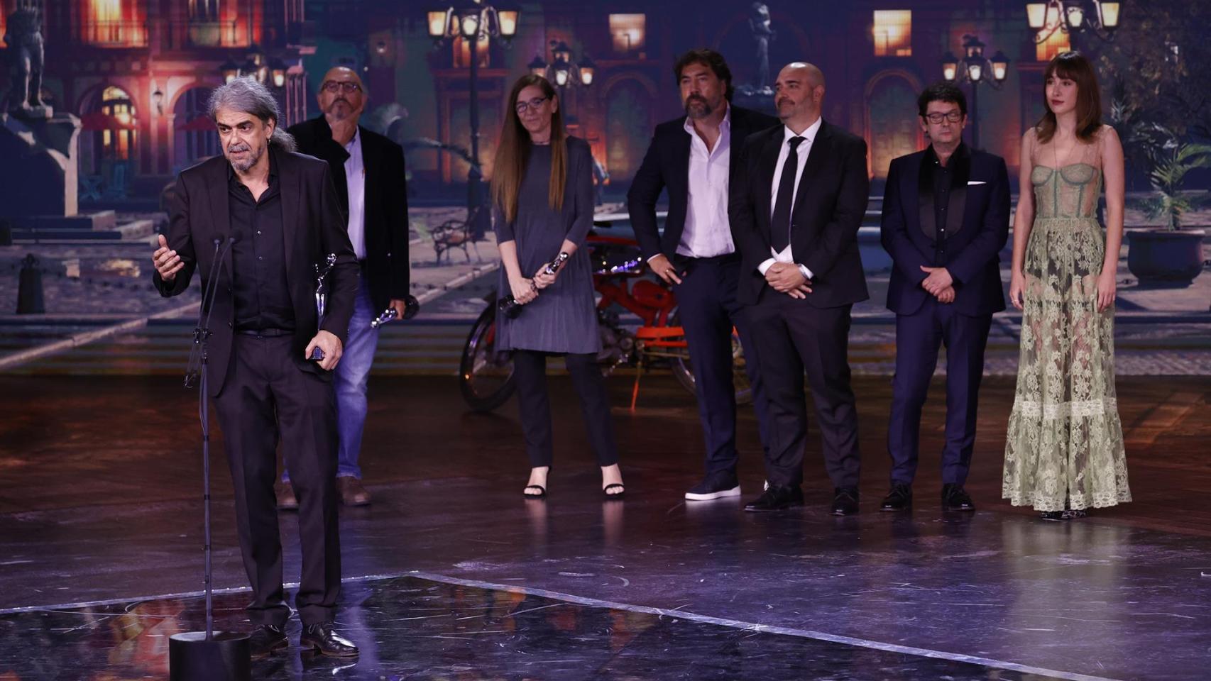 El director Fernando León de Aranoa (i) recibe el premio a la Mejor Película por 'El buen patrón', durante la ceremonia de entrega de los Premios Platino celebrada este domingo en el recinto IFEMA de Madrid. EFE/Chema Moya