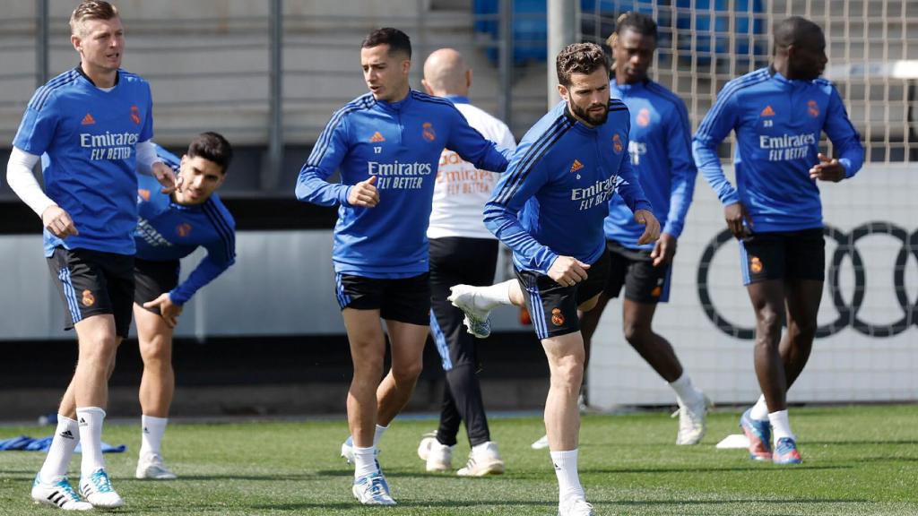 Toni Kroos, Marco Asensio, Lucas Vázquez, Nacho Fernández,  Eduardo Camavinga y Ferland Mendy se ejercitan bajo el ritmo marcado por Antonio Pintus.