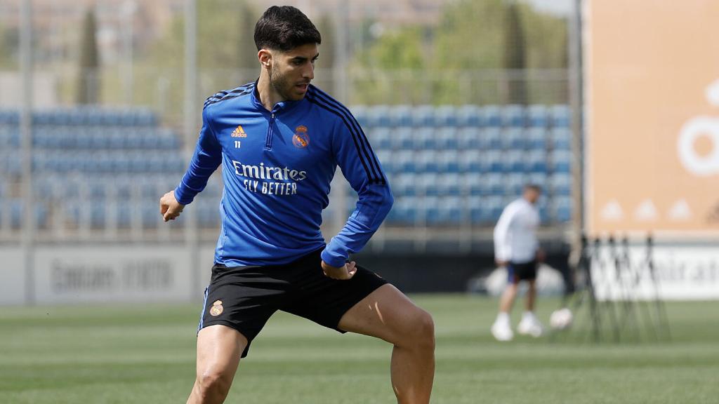 Marco Asensio hace un control de balón.