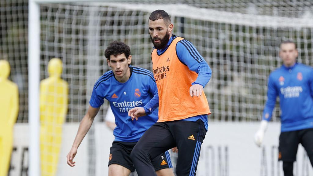 Jesús Vallejo presiona a Karim Benzema.