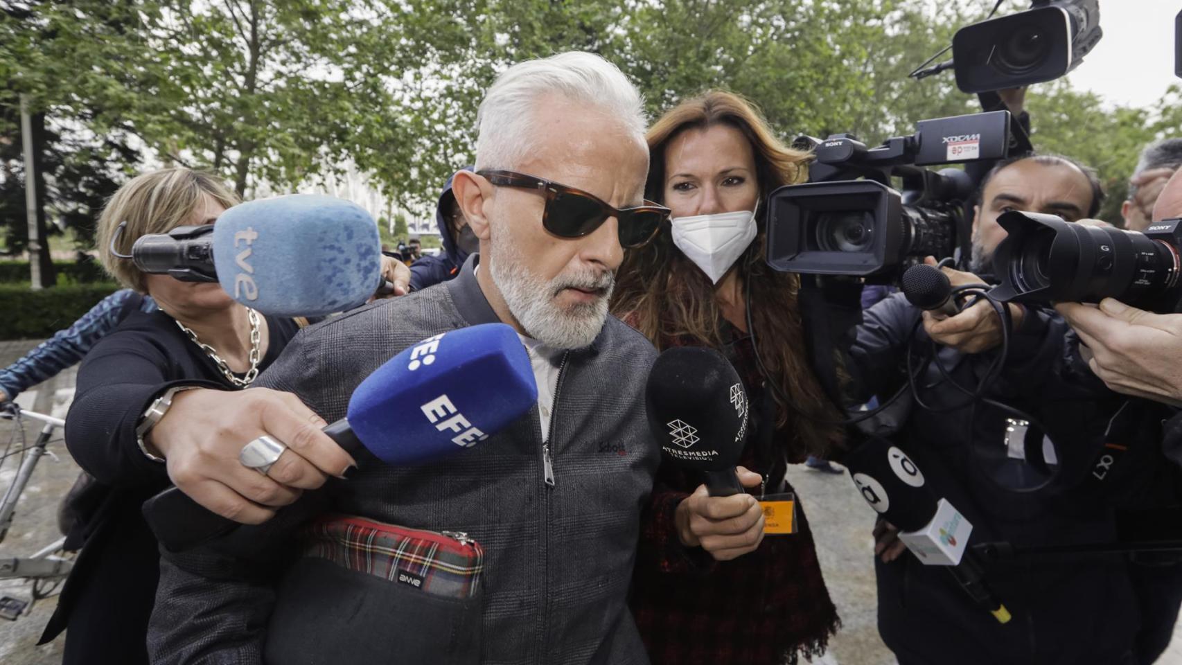 Marcos Benavent, el autodenominado 'yonki del dinero', a su llegada al juzgado. EFE / Biel Aliño