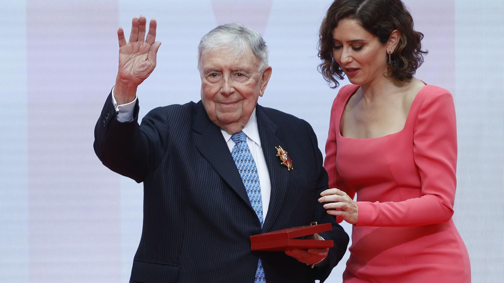 El periodista Luis María Ansón recibe de manos de la presidenta de la Comunidad de Madrid, Isabel Díaz Ayuso, la Encomienda de Número de la Orden del 2 de Mayo, durante el acto de entrega de medallas de la Comunidad de Madrid y las condecoraciones de la Orden del Dos de Mayo.
