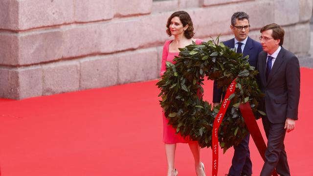 Isabel Díaz Ayuso, José Luis Martínez-Almeida y Félix Bolaños en el homenaje a los héroes del Dos de mayo de 2022.