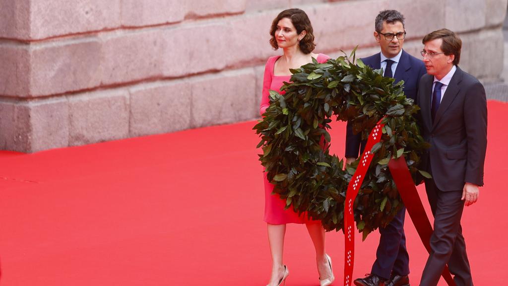 Isabel Díaz Ayuso, José Luis Martínez-Almeida y Félix Bolaños en el homenaje a los héroes del Dos de mayo de 2022.