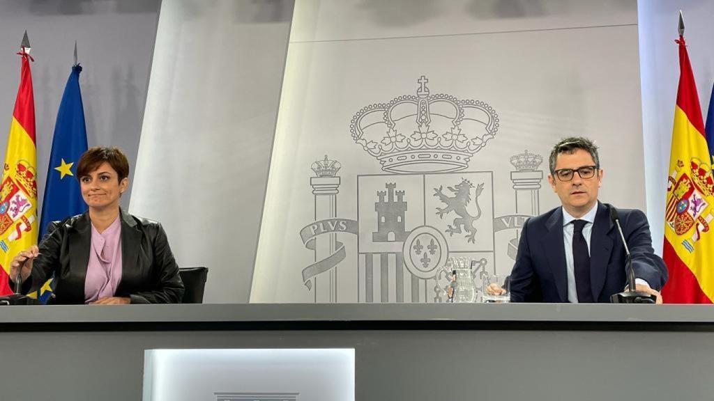 Isabel Rodríguez y Félix Bolaños, en la sala de prensa de Moncloa.