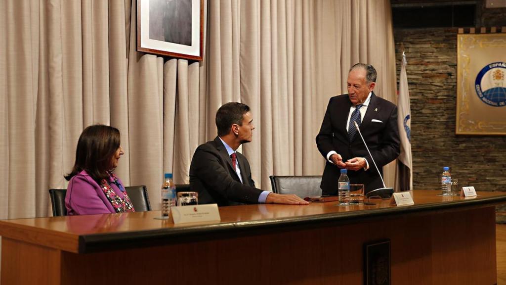 Pedro Sánchez y Margarita Robles en una visita al CNI realizada en enero de 2019./
