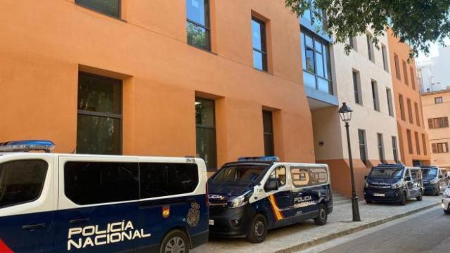 Furgones de la policía en la puerta de los juzgados.