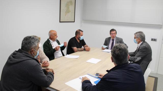 El diputado de Economía de la Diputación de Pontevedra, Carlos López Font, se reúne con el presidente de la Federación Provincial de Cofrarías, José Manuel Rosas.