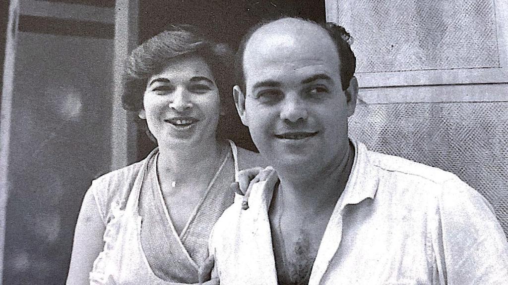 Los padres de Inma y Mari Ángeles, a la puerta de La horchateria azul, en 1955.