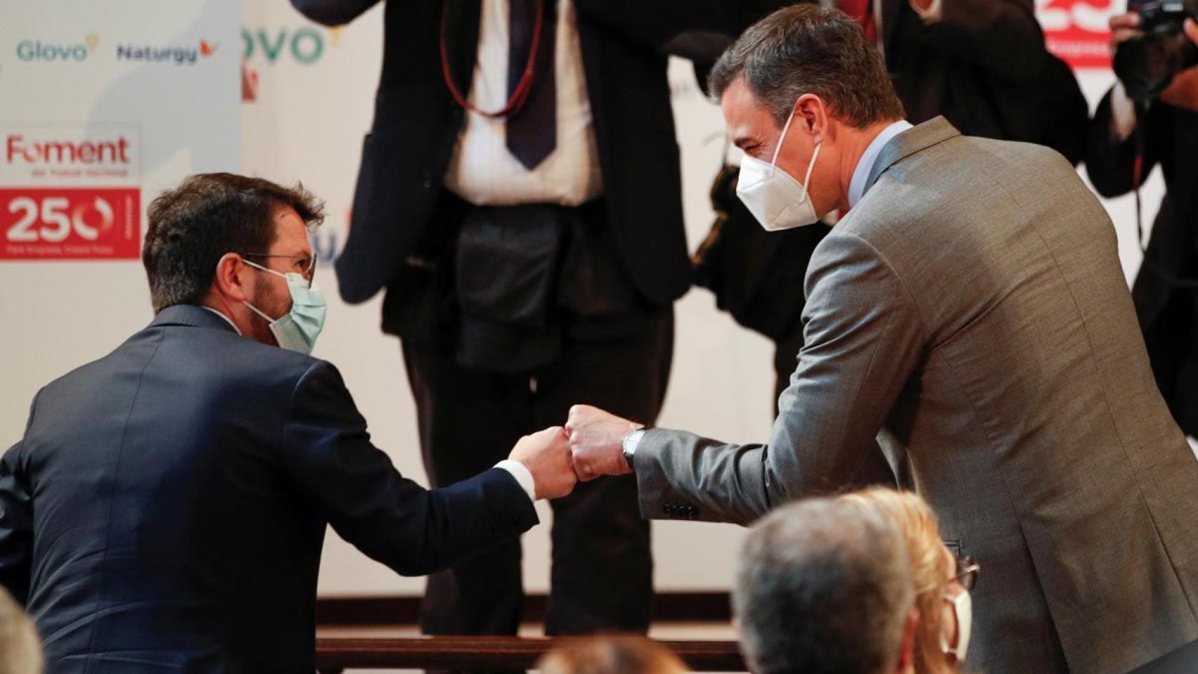 Sánchez y Aragonès comparten saludo en un acto de Foment.