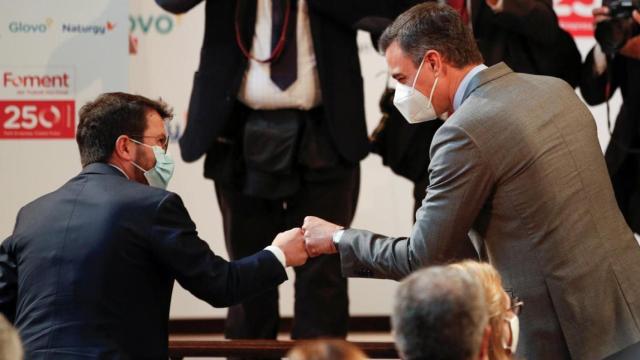 Sánchez y Aragonès comparten saludo en un acto de Foment.