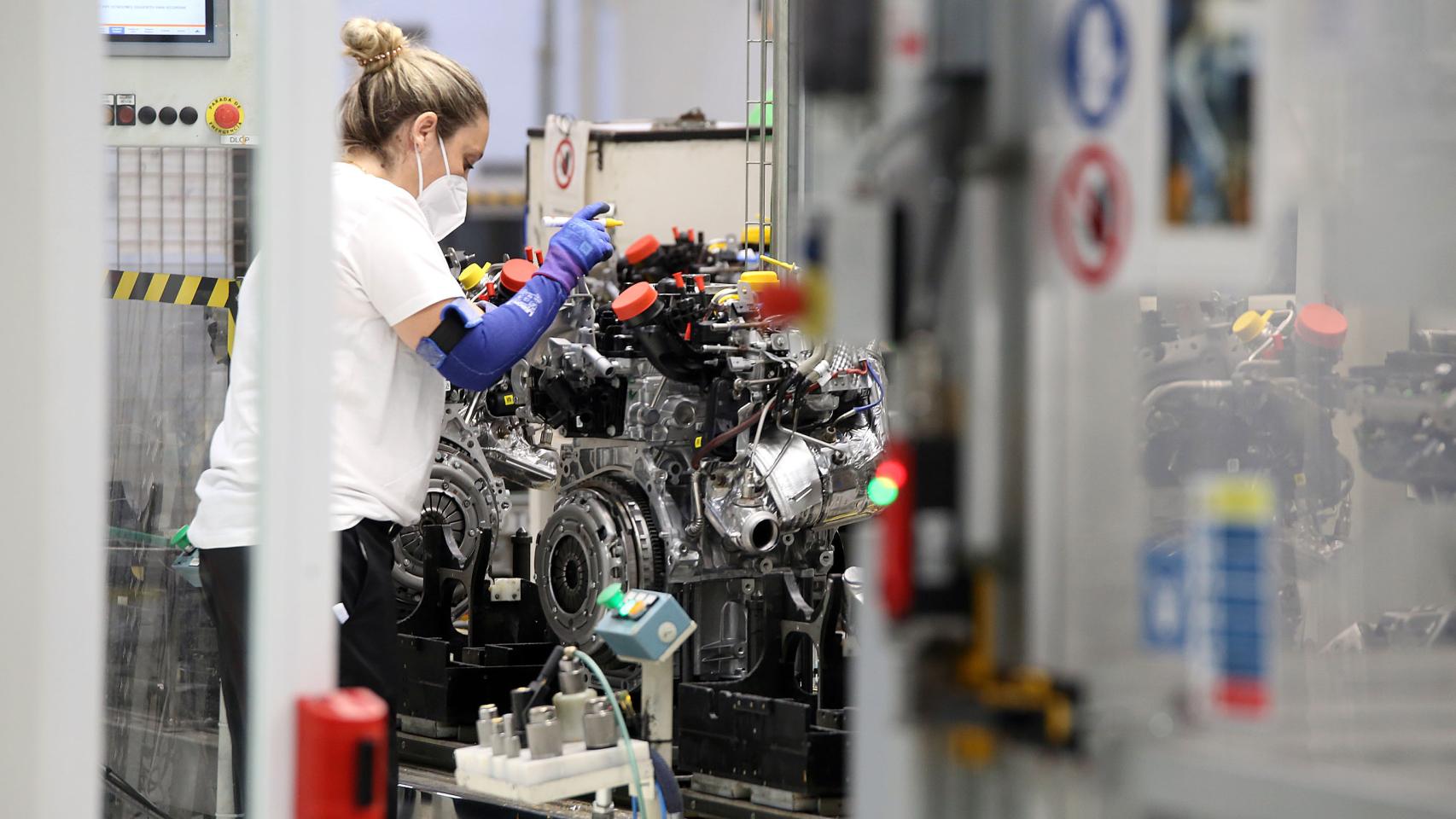 Una operaria trabaja en la fábrica de Motores de Renault en Valladolid