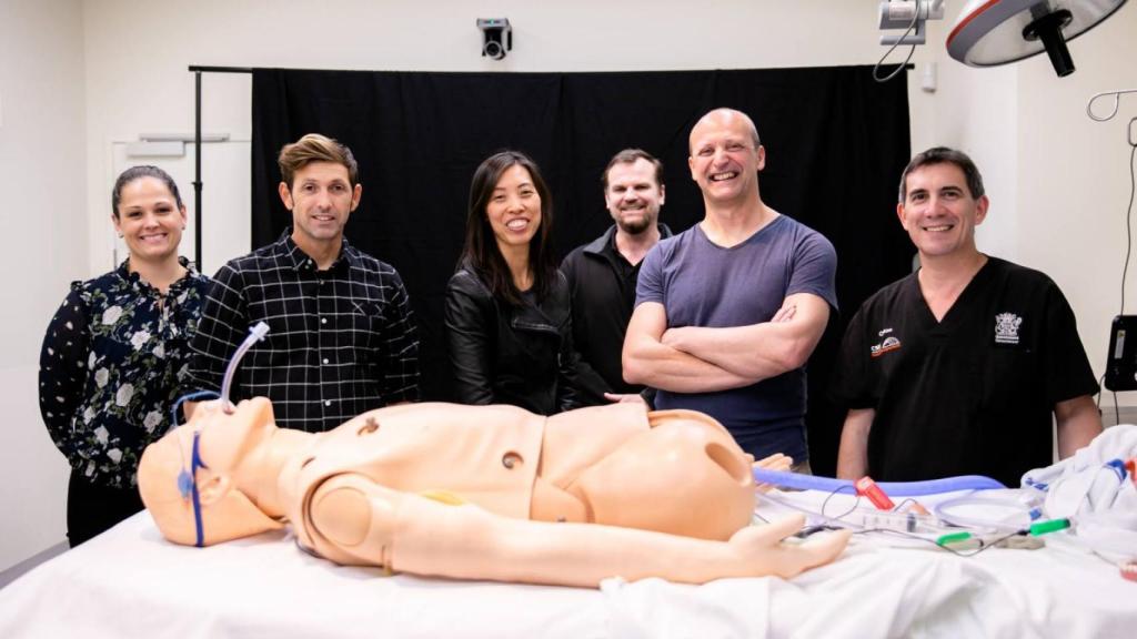 Parte del equipo que conforma la startup Airway Shield durante los ensayos clínicos.