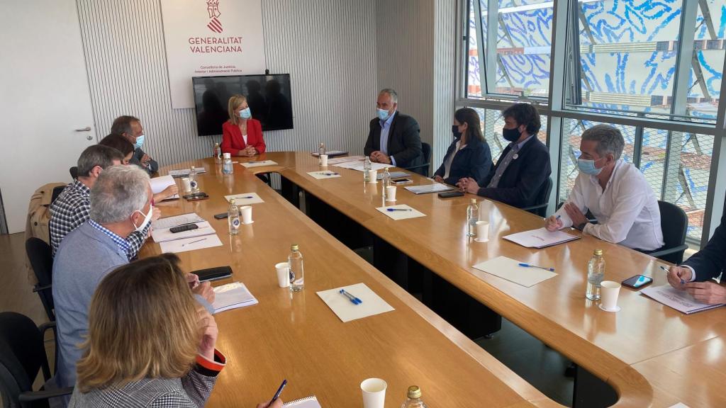 La comisión de competencia lingüística reunida este lunes en la conselleria.