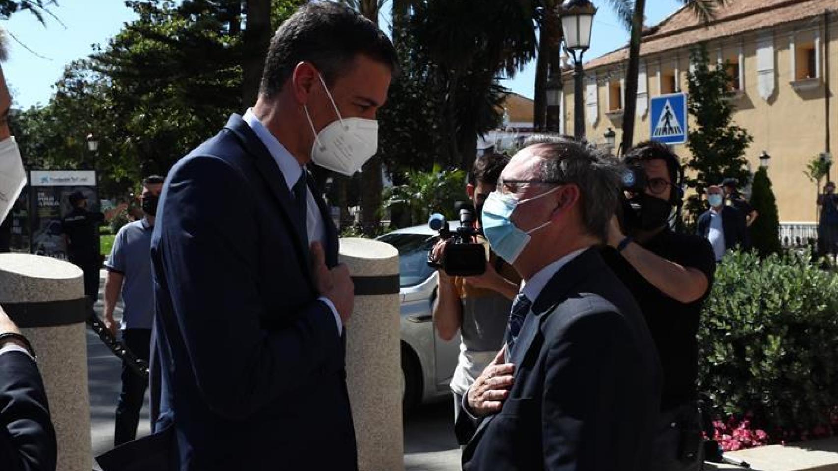 Pedro Sánchez junto al presidente de Ceuta, Juan Jesús Vivas, el 18 de mayo de 2021.