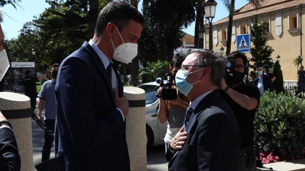 Pedro Sánchez junto al presidente de Ceuta, Juan Jesús Vivas, el 18 de mayo de 2021.